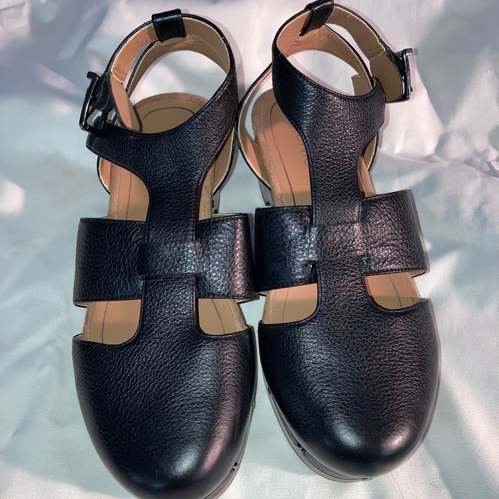 Vionic clogs, new without box or tags.